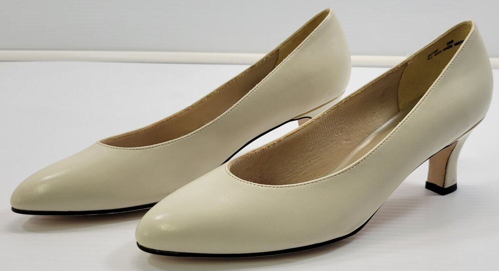 BG) Carriage Court Maxi Woman Ivory White Heel Shoes Size 8M